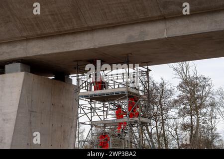 Harefield, Großbritannien. März 2024. HS2 hat dringende Sanierungsarbeiten im neu gebauten Colne Valley Viaduct der High Speed Rail 2 in Harefield, London Borough of Hillingdon, durchgeführt. Die riesige orangene Brückenbaumaschine Dominique, genannt Trägerträger, soll nun über den Grand Union Canal in Harefield fahren. HS2 hat den Schleppweg teilweise durch die Grand Union gesperrt, und die Bewohner der Binnenschiffe an der Harefield Marina wurden von HS2 einige Wochen lang daran gehindert, die HS2-Arbeiten am Kanal zu passieren, und HS2 weigert sich, die Arbeiten aus Sicherheitsgründen passieren zu lassen Gründe Stockfoto