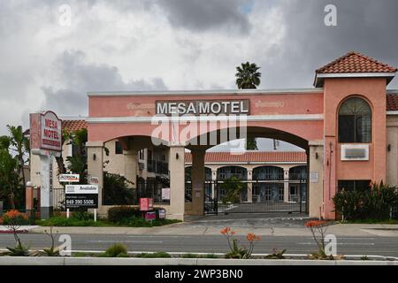 COSTA MESA, KALIFORNIEN - 25. Februar 2024: Das Mesa Motel, derzeit geschlossen, am Harbor Boulevard. Stockfoto