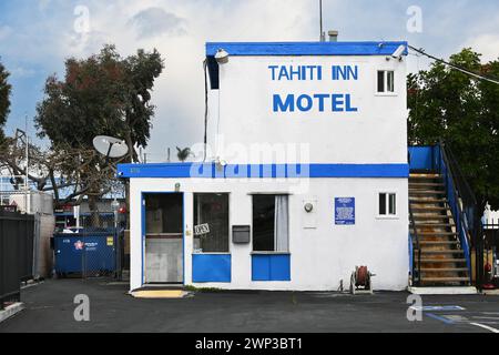 COSTA MESA, KALIFORNIEN - 25. Februar 2024: Das Tahiti Inn Motel an der Victoria Street und am Harbor Boulevard. Stockfoto