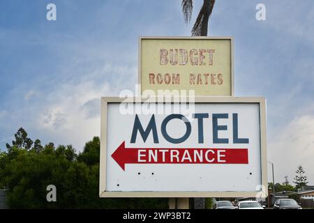 COSTA MESA, KALIFORNIEN - 25. Februar 2024: Schild für das Tahiti Inn Motel an der Victoria Street und am Harbor Boulevard. Stockfoto