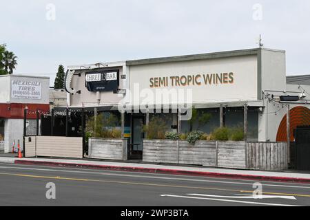 COSTA MESA, KALIFORNIEN - 25. Februar 2024: Halbtropische Weine und drei 13 Bar in der 19th Street, Stockfoto