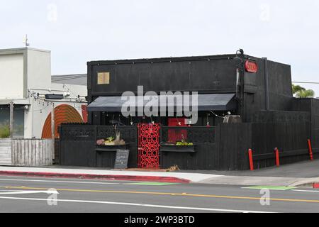 COSTA MESA, KALIFORNIEN - 25. Februar 2024: Westend BBQ Restaurant und Bar an der 19th Street. Stockfoto