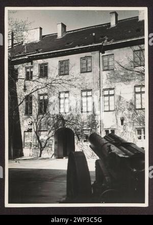 Gebäude des Nationalmuseums in Warschau, ul. Podwale 15. Ein Innenhof mit Ausstellungen Kanonen aus der Sammlung des Armeemuseums; um 1930 (1915-00-1939-00-00); Stockfoto