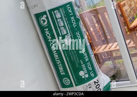 Unbenutzte Rolle Knauf 200 mm Super-up feuerfeste Loft-Isolierung stehend in einer Ecke. Stockfoto