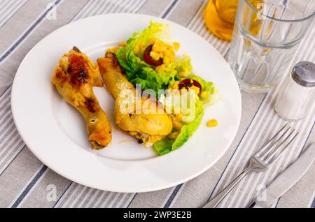 Geröstete Hähnchenstücke mit Salat aus Salat und Mais Stockfoto
