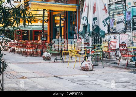Athen, Griechenland, 26. November 2023: Blick auf die farbenfrohe und gemütliche Bar im anarchistischen Stadtviertel Exarcheia in Athen Stockfoto