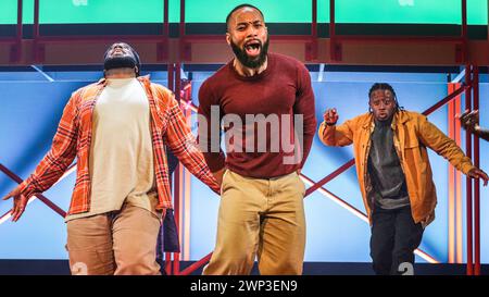 London, Großbritannien. März 2024. Die sechs neuen Besetzer führen Ausschnitte aus der Show vor. „For Black Boys that have have Suicide When the Hue Get too Heavy“ kehrt im Londoner Garrick Theatre nach West End zurück. In den legendären Rollen von Onyx, Pitch, Jet, Sable, Obsidian und Midnight spielen die neuen talentierten Schauspieler Tobi King Bakare, Shakeel Haakim, Fela Lufadeju, Albert Magashi, Mohammed Mansaray und Posi Morakinyo. Quelle: Imageplotter/Alamy Live News Stockfoto