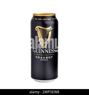 Eine Dose Guinness Stout Bier isoliert auf weißem Hintergrund Stockfoto