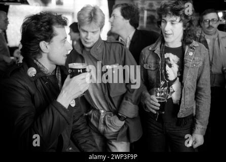 London, England Februar 1983. Peter Tatchell, der Gay-Rights-Aktivist, will auf der Bermondsey durch die Wahl South London in die Labour-Partei als Abgeordneter gewählt werden. Mittagspause in einem Pub mit Wahlhelfern. 1980er Jahre HOMER SYKES Stockfoto