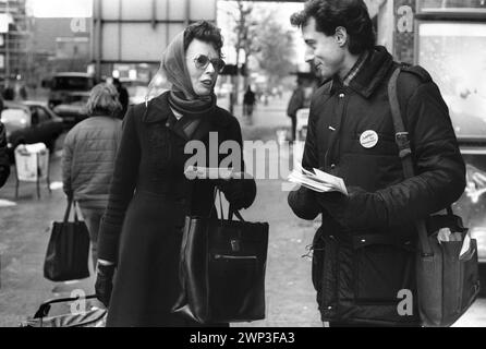 London, England Februar 1983. Peter Tatchell, der Gay-Rights-Aktivist, will auf der Bermondsey durch die Wahl South London in die Labour-Partei als Abgeordneter gewählt werden. Wahlkämpfer tragen ein "Gerechtigkeit für die Rentner"-Emblem. 1980er Jahre HOMER SYKES Stockfoto