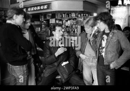 London, England Februar 1983. Peter Tatchell, der Gay-Rights-Aktivist, will auf der Bermondsey durch die Wahl South London in die Labour-Partei als Abgeordneter gewählt werden. Mittagspause in einem Pub mit Wahlhelfern. 1980er Jahre HOMER SYKES Stockfoto
