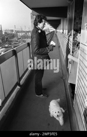 London, England Februar 1983. Peter Tatchell, der Gay-Rights-Aktivist, will auf der Bermondsey durch die Wahl South London in die Labour-Partei als Abgeordneter gewählt werden. Wahlsitzung und Begrüßung im Wahlkreis. Er trägt ein "Gerechtigkeit für die Rentner"-Abzeichen. 1980er Jahre HOMER SYKES Stockfoto