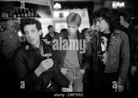 London, England Februar 1983. Peter Tatchell, der Gay-Rights-Aktivist, will auf der Bermondsey durch die Wahl South London in die Labour-Partei als Abgeordneter gewählt werden. Mittagspause in einem Pub mit Wahlhelfern. 1980er Jahre HOMER SYKES Stockfoto