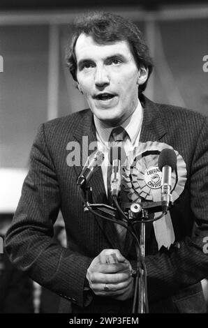 London, England 24. Februar 1983. Simon Hughes, liberale Partei, Bermondsey bei der Wahl in South London, hält seine Rede am Wahlabend. 1980er Jahre HOMER SYKES Stockfoto