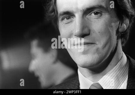 London, England 24. Februar 1983. Simon Hughes, Liberale Partei, Bermondsey, bei der Wahl Süd-London, er hat gerade gewonnen. Peter Tatchell ist im Hintergrund außer Fokus. 1980er Jahre HOMER SYKES Stockfoto