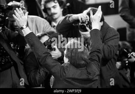 London, England 24. Februar 1983. Simon Hughes, liberale Partei, Bermondsey bei der Wahl in South London, hält seine Rede am Wahlabend. Posieren für Fotografen. 1980er Jahre HOMER SYKES Stockfoto