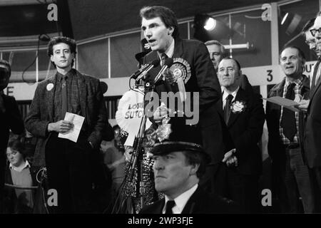 London, England 24. Februar 1983. Peter Tatchell, der Gay-Rights-Aktivist, will auf der Bermondsey durch die Wahl South London in die Labour-Partei als Abgeordneter gewählt werden. In der Wahlnacht verlor Tatchell gegen Simon Hughes (Parteizentrum der Liberalen), der seine Dankesrede hält. 1980er Jahre HOMER SYKES Stockfoto