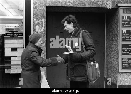 London, England Februar 1983. Peter Tatchell, der Gay-Rights-Aktivist, will auf der Bermondsey durch die Wahl South London in die Labour-Partei als Abgeordneter gewählt werden. Wahlsitzung und Begrüßung im Wahlkreis. Er trägt ein "Gerechtigkeit für die Rentner"-Abzeichen. 1980er Jahre HOMER SYKES Stockfoto