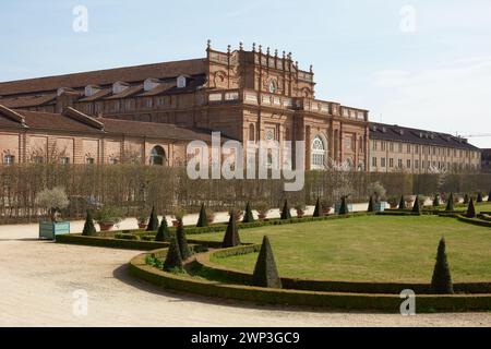 VENARIA REALE, ITALIEN - 29. MÄRZ 2023: Architektur und Park der Burg Reggia di Venaria mit pyramidalen Hecken im Frühlingssonnenlicht Stockfoto