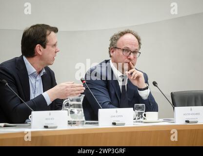 DEN HAAG - John Voppen, CEO ProRail, und Wouter Koolmees, CEO von NS, während einer Anhörung im Repräsentantenhaus über steigende Ticketpreise und die Jahreszahlen von NS. ANP SEM VAN DER WAL niederlande aus - belgien aus Stockfoto