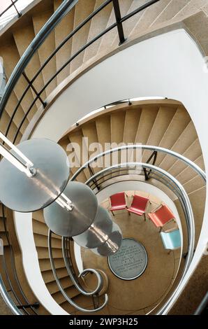 Blick hinunter durch die Wendeltreppe auf den de La Warr Pavillon von Bexhill Stockfoto