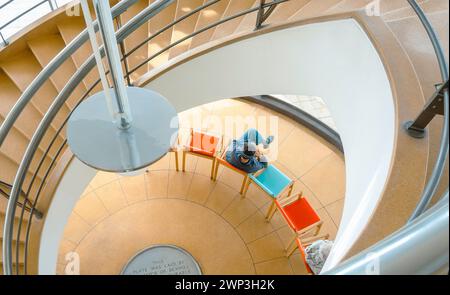 Blick hinunter durch die Wendeltreppe auf den de La Warr Pavillon von Bexhill Stockfoto