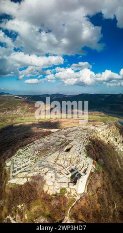 Die antike thrakische Stadt Perperikon, von der angenommen wird, dass sie ein heiliger Ort war, befindet sich im Südwesten Bulgariens. Der Name Perperikon stammt aus der Zeit Stockfoto