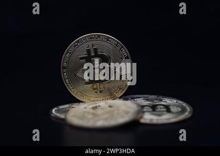 Symbolbild: Diverse Bitcoins - der Bitcoin steht hoch im Kurs. Selbst Finanzdienstleister wie Paypal wollen die Kryptowährung als Zahlungsmittel zuzu Stockfoto