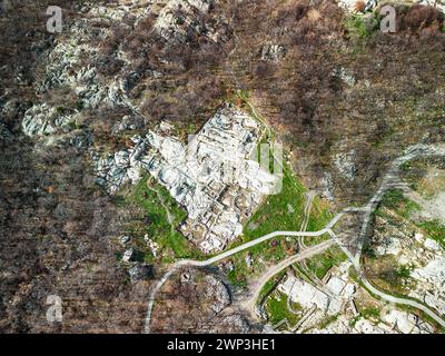 Die antike thrakische Stadt Perperikon, von der angenommen wird, dass sie ein heiliger Ort war, befindet sich im Südwesten Bulgariens. Der Name Perperikon stammt aus der Zeit Stockfoto