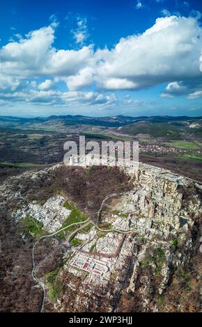 Die antike thrakische Stadt Perperikon, von der angenommen wird, dass sie ein heiliger Ort war, befindet sich im Südwesten Bulgariens. Der Name Perperikon stammt aus der Zeit Stockfoto