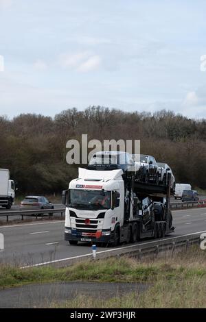 BCA Automotive Transporter mit neuen Land Rover Fahrzeugen auf der Autobahn M40, Warwickshire, Großbritannien Stockfoto