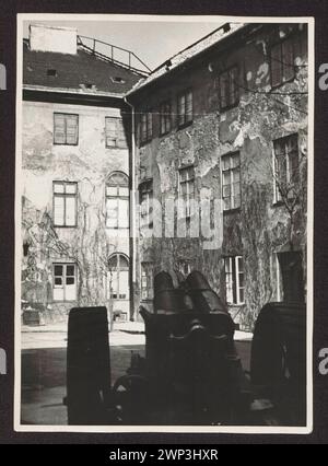 Gebäude des Nationalmuseums in Warschau, ul. Podwale 15. Ein Innenhof mit Ausstellungen Kanonen aus der Sammlung des Armeemuseums; um 1930 (1916-00-1939-00-00); Stockfoto