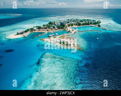 Die Insel Gulhi in der Nähe von Maafushi auf dem Kaafu-Atoll. Tropische lokale Insel mit blauem Ozean auf den Malediven. Luftaufnahme Stockfoto