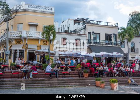 Touristen essen Abendessen in Open Air Restaurants auf dem Spanischen Platz in der Kolonialstadt Santo Domingo, Dominikanische Republik. UNESCO-Weltkulturerbe Stockfoto