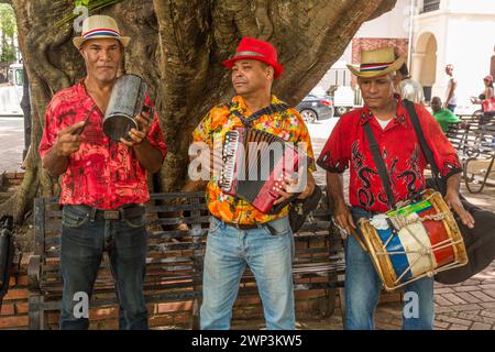 Eine dominikanische Merengue-Band spielt im Columbus Park in der Kolonialstadt Santo Domingo, Dominikanische Republik. Merengue tipico oder Volksmusik ist traditionell Stockfoto