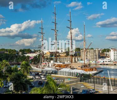 Die Sea Cloud, ein luxuriöses Kreuzfahrtschiff mit vier Masten, am Dock in Santo Domingo, Dominikanische Republik. Stockfoto