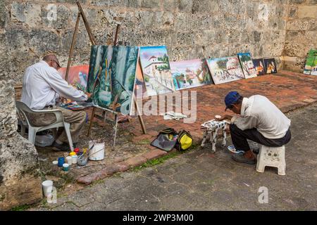 Zwei Künstler malen auf der Straße in der alten Kolonialstadt Santo Domingo, Dominikanische Republik. UNESCO-Weltkulturerbe der Kolonialstadt Stockfoto