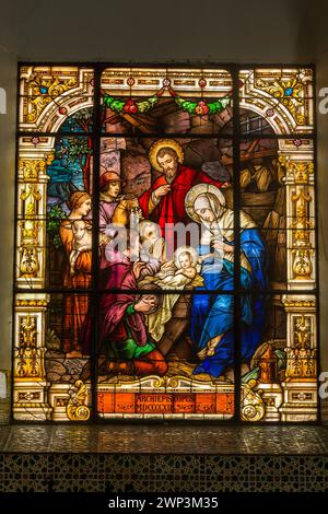 Buntglasfenster in der Kirche unserer Lieben Frau der Barmherzigkeit in der alten Kolonialstadt Santo Domingo, Dominikanische Republik. UNESCO-Weltkulturerbe Stockfoto