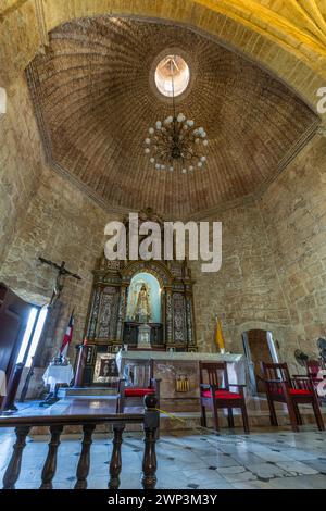 Apsis und Altarbild der Kirche unserer Lieben Frau von Barmherzigkeit in der alten Kolonialstadt Santo Domingo, Dominikanische Republik. UNESCO-Weltkulturerbe von t Stockfoto