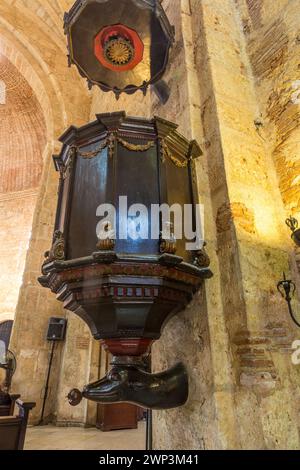 Geschnitzte Holzkanzel in der Kirche unserer Lieben Frau der Barmherzigkeit in der alten Kolonialstadt Santo Domingo, Dominikanische Republik. Fertiggestellt im Jahr 1555 n. Chr. die BA Stockfoto