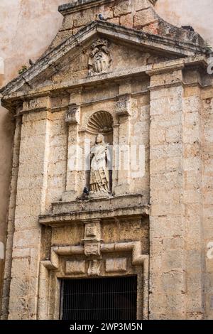 Detail des Seiteneingangs der Kirche unserer Lieben Frau der Barmherzigkeit in der alten Kolonialstadt Santo Domingo, Dominikanische Republik. UNESCO-Weltkulturerbe S Stockfoto