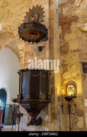 Geschnitzte Holzkanzel in der Kirche unserer Lieben Frau der Barmherzigkeit in der alten Kolonialstadt Santo Domingo, Dominikanische Republik. Fertiggestellt im Jahr 1555 n. Chr. die BA Stockfoto