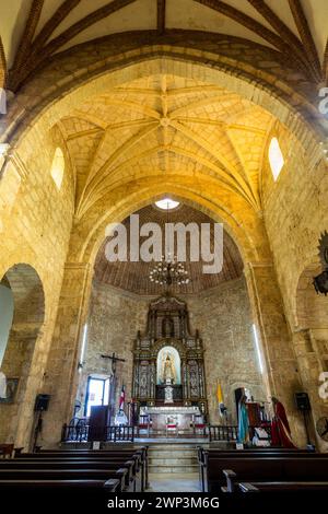 Schiff der Kirche unserer Lieben Frau von Barmherzigkeit in der alten Kolonialstadt Santo Domingo, Dominikanische Republik. Fertiggestellt im Jahr 1555 n. Chr. UNESCO-Weltkulturerbe Stockfoto
