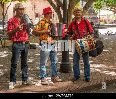 Eine dominikanische Merengue-Band spielt im Columbus Park in der Kolonialstadt Santo Domingo, Dominikanische Republik. Merengue tipico oder Volksmusik ist traditionell Stockfoto