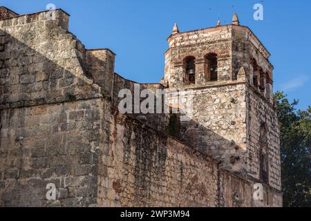 Kirche unserer Lieben Frau von Barmherzigkeit in der alten Kolonialstadt Santo Domingo, Dominikanische Republik. Fertiggestellt im Jahr 1555 n. Chr. UNESCO-Weltkulturerbe der Stockfoto