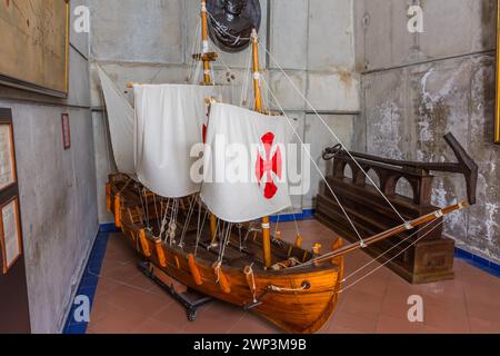 Eine Modellnachbildung der Pinta im Museum des Columbus Lighthouse in Santo Domingo, Dominikanische Republik. Ebenfalls abgebildet ist ein Anker vom Weihnachtsmann Stockfoto