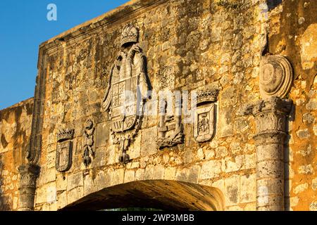 Die Puerta de Don Diego oder Don Diego Gate in der Stadtmauer der alten Kolonialstadt Santo Domingo, Dominikanische Republik. UNESCO-Weltkulturerbe Stockfoto