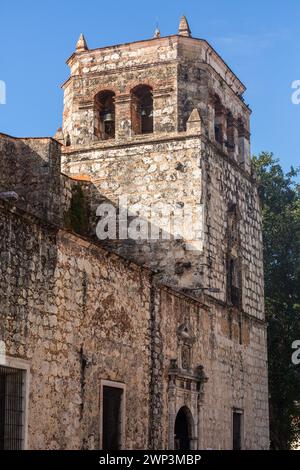 Kirche unserer Lieben Frau von Barmherzigkeit in der alten Kolonialstadt Santo Domingo, Dominikanische Republik. Fertiggestellt im Jahr 1555 n. Chr. UNESCO-Weltkulturerbe der Stockfoto