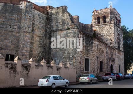 Kirche unserer Lieben Frau von Barmherzigkeit in der alten Kolonialstadt Santo Domingo, Dominikanische Republik. Fertiggestellt im Jahr 1555 n. Chr. UNESCO-Weltkulturerbe der Stockfoto