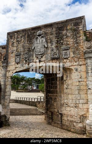 Die Puerta de Don Diego oder Don Diego Gate in der Stadtmauer der alten Kolonialstadt Santo Domingo, Dominikanische Republik. UNESCO-Weltkulturerbe Stockfoto